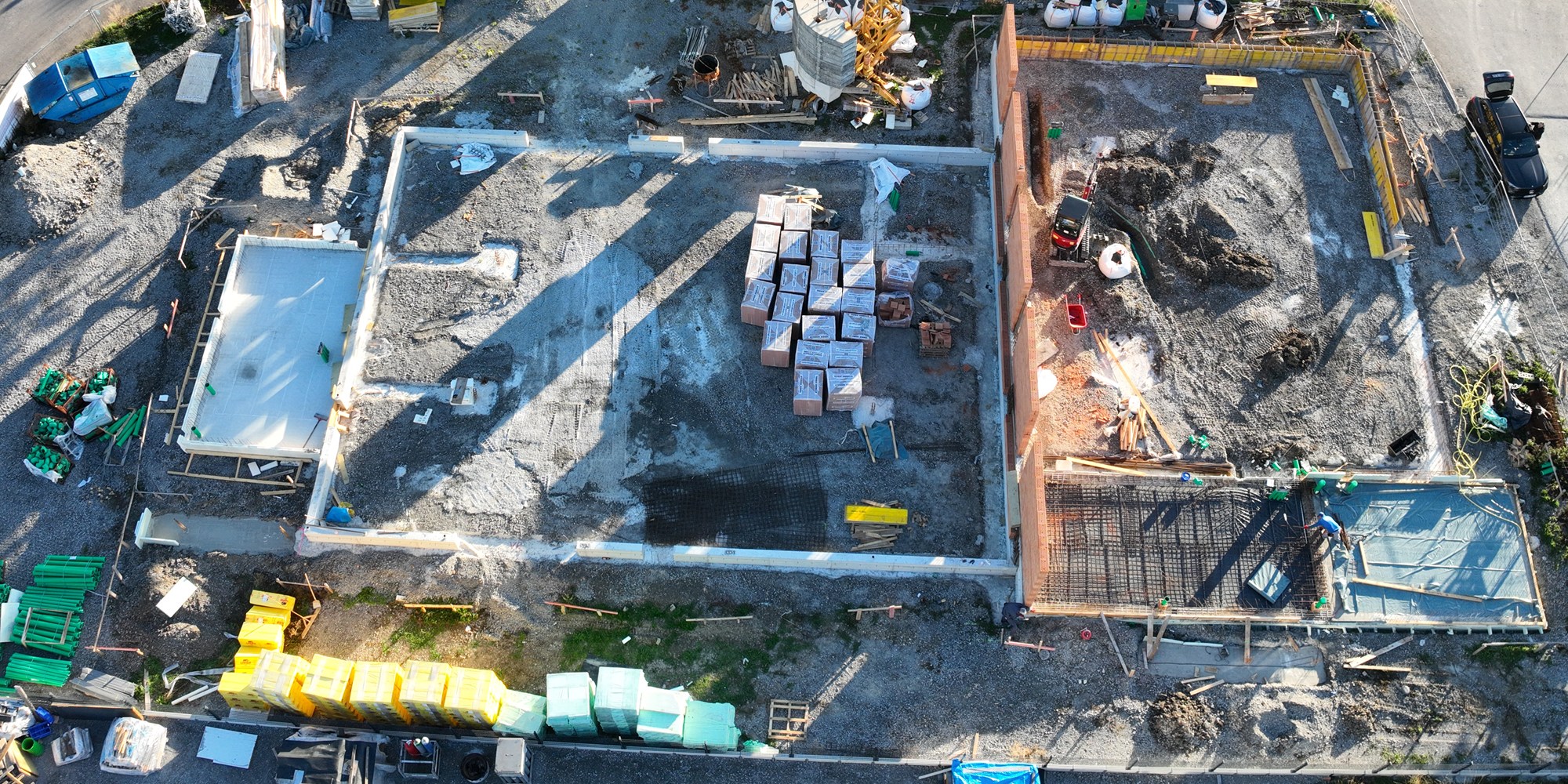 Baustellenaufnahme vom 23. September 2026 mit Mauerwerk und vorbereiteten Bodenflächen am neuen MAM-Standort in Sulzdorf