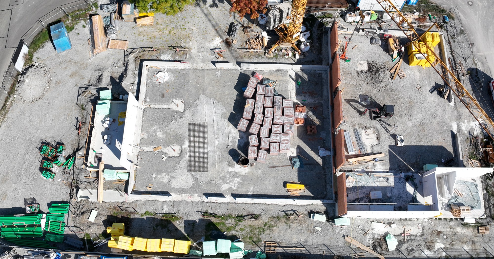 Blick von oben auf die MAM-Baustelle mit Mauerwerk und Bodenflächen am 28. September 2026