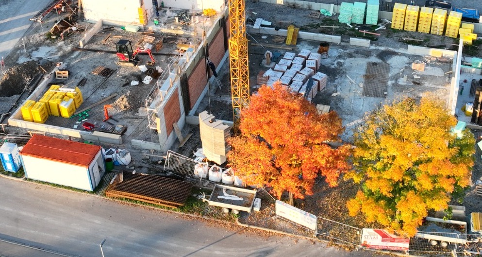 Schalungs- und Rohbauarbeiten am MAM-Neubau in Sulzdorf am 7. Oktober 2026 – zweite Perspektive