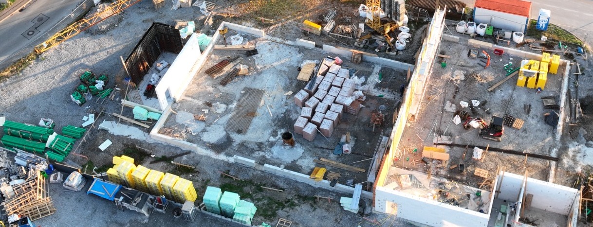 Schalungs- und Rohbauarbeiten am MAM-Neubau in Sulzdorf am 7. Oktober 2026 – Baustellenübersicht