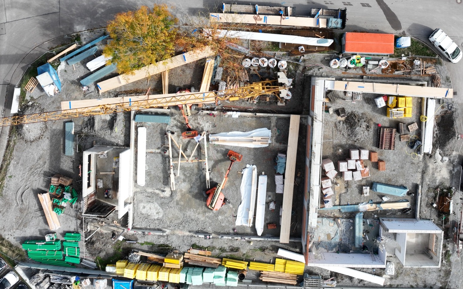 Angelieferte Holzbauteile und erste Arbeiten auf dem Hallengelände in Sulzdorf am 12. Oktober 2026